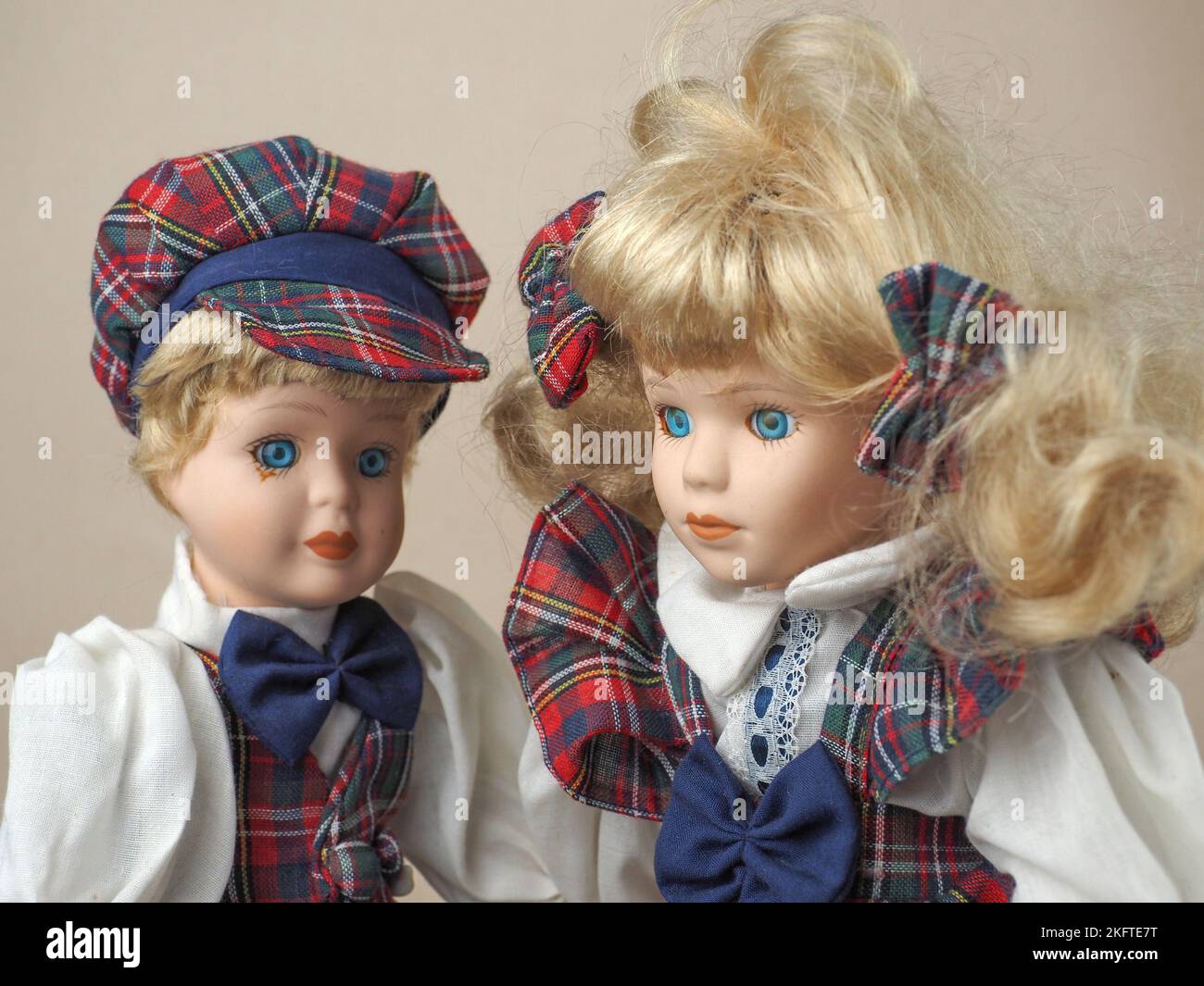 Bambole in porcellana vintage due ragazze con capelli biondi in tute a scacchi. Le bambole di porcellana erano popolari nel 18th ° secolo in Francia. Sono stati usati per il fotoricettore Foto Stock