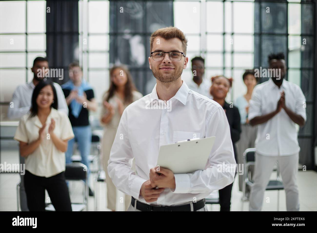 il gruppo di lavoratori multirazziali giovani sorridenti si pone insieme come risorsa umana, concetto di uguaglianza aziendale, ritratto Foto Stock