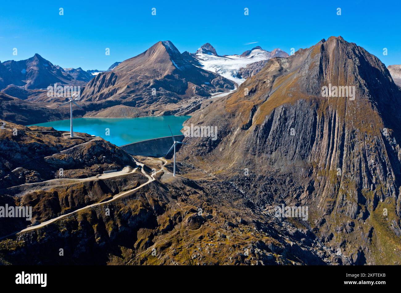Riserva di Griesee e parco eolico di Gries, la più alta azienda eolica d'Europa, Passo di Nufenen, Obergoms, Vallese, Svizzera Foto Stock