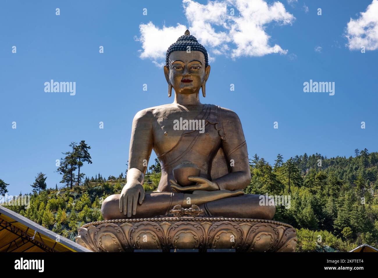 Meditando la statua del Buddha a Thimpu, la capitale del Bhutan. Foto Stock