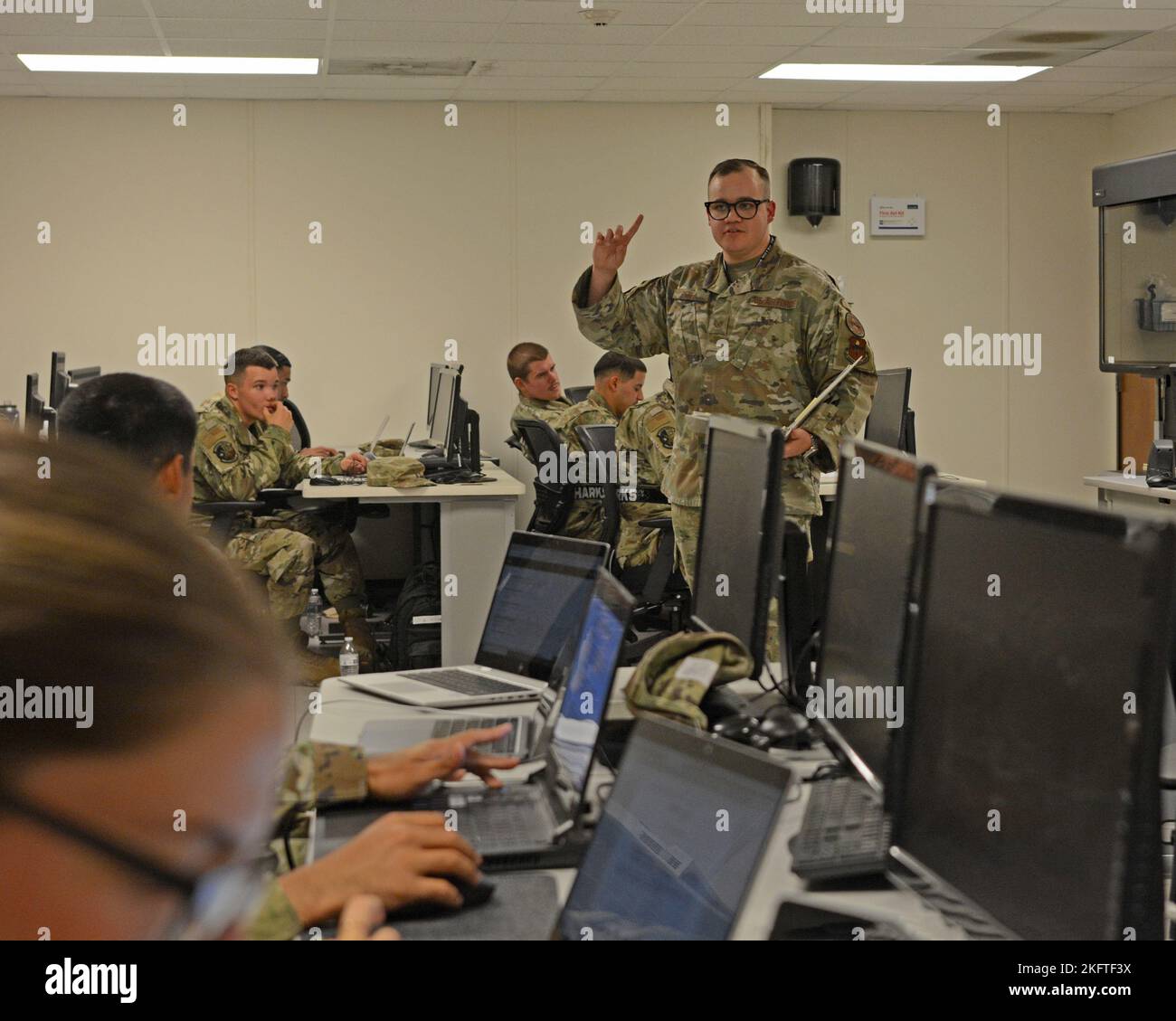 Personale dell'aeronautica degli Stati Uniti Sgt. Caleb Elsea, istruttore di 316th Training Squadron, insegna un corso di computer networking alla base dell'aeronautica militare Goodfellow, Texas, 6 ottobre 2022. Elsea ha insegnato agli studenti come estrarre gli indirizzi host da un indirizzo IP. Foto Stock