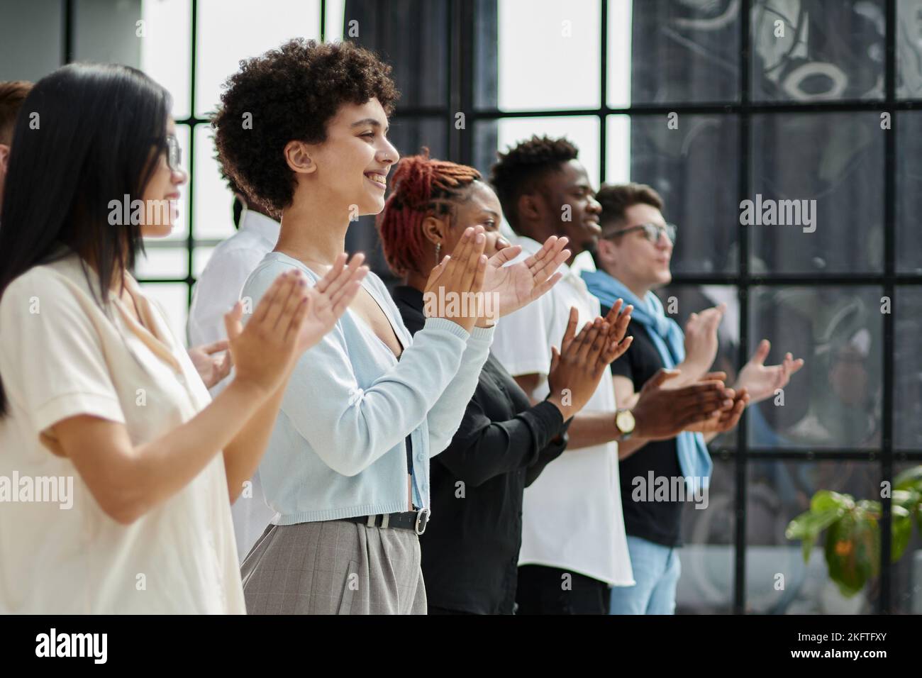 arge gruppo internazionale di persone felici applaudendo insieme Foto Stock