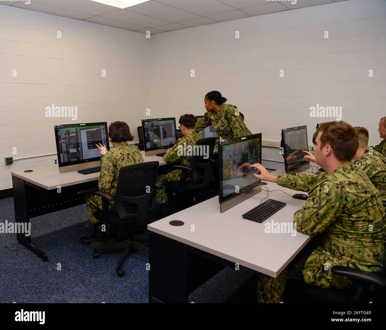 Information Systems Technician “C” gli studenti della scuola stanno interagendo con la nuovissima Sala radio interattiva Multipurpose Reconfigurable Training System 3 Dimensional (MRTS 3D®) del corso Journeyman Communications presso la Stazione di Corry di Information Warfare Training. Foto Stock