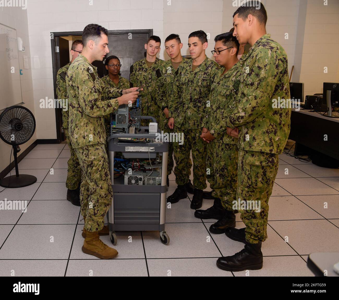 Gli studenti di Information Systems Technician stanno imparando in una classe IT Essentials che i componenti del computer sono installati e interagiscono tra loro per far funzionare il computer durante una classe IT "A" presso la Information Warfare Training Command Corry Station. Foto Stock