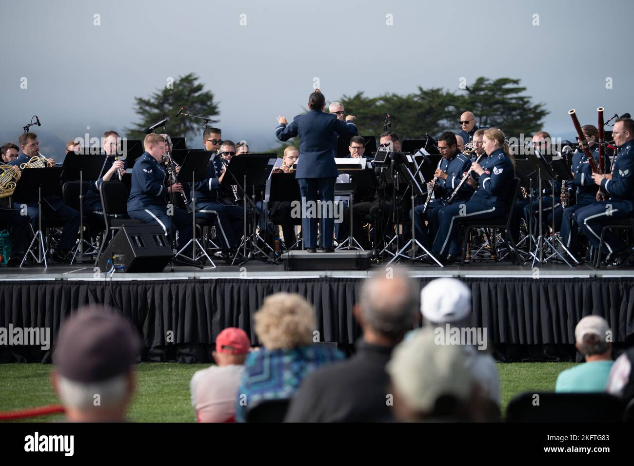 La U.S. Air Force Band of the Golden West della base dell'aeronautica militare Travis, California, si esibisce presso il Presidio Tunnel Tops, San Francisco, California, 6 ottobre 2022. L'esibizione faceva parte delle attività di spettacolo aereo della Fleet Week della Marina degli Stati Uniti ed è stata la prima volta che il BOTGW ha suonato al Presidio Tunnel Tops. Foto Stock