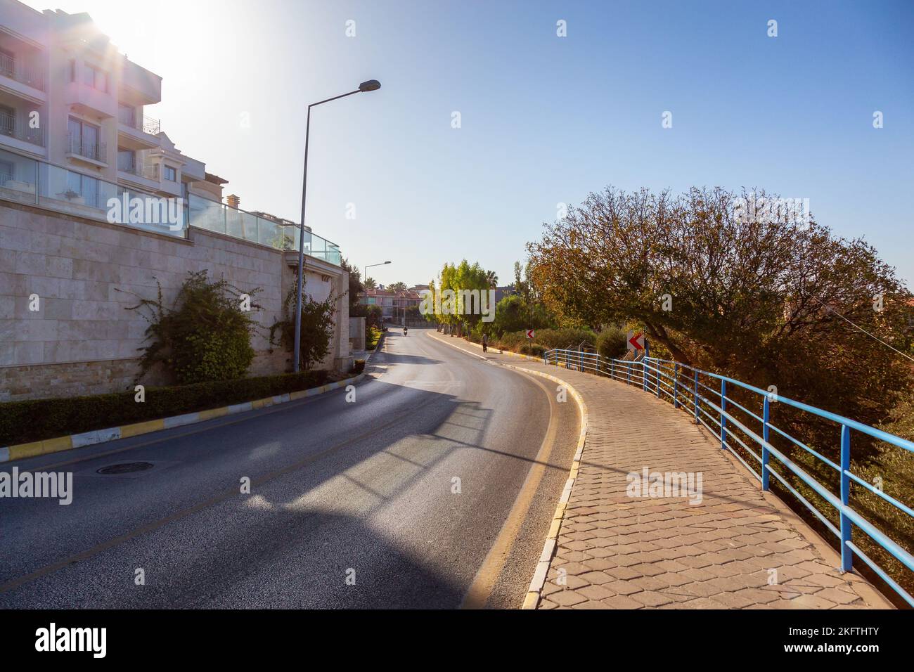 Strada, case e alberi in una città turistica. Kusadasi, Turchia. Foto Stock