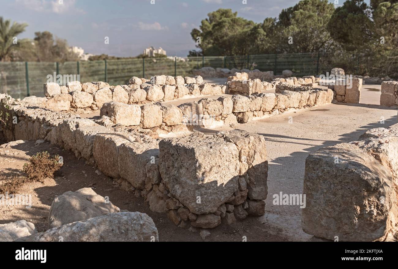 Rovine delle pareti calcaree del monastero bizantino di Martirio su una collina in Maale Adumim con le colline della Giudea sullo sfondo Foto Stock