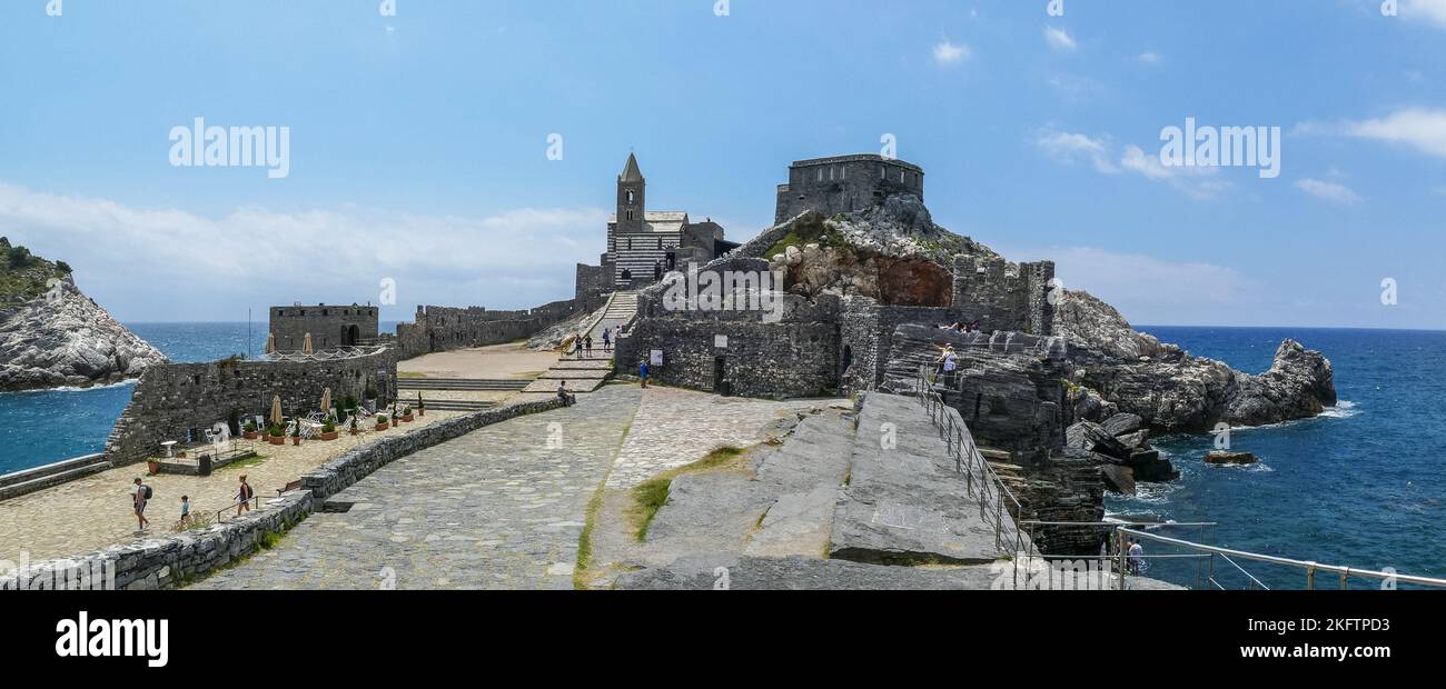 Portovenere, 06/28/2020: La Chiesa di San Pietro sul mare Foto Stock