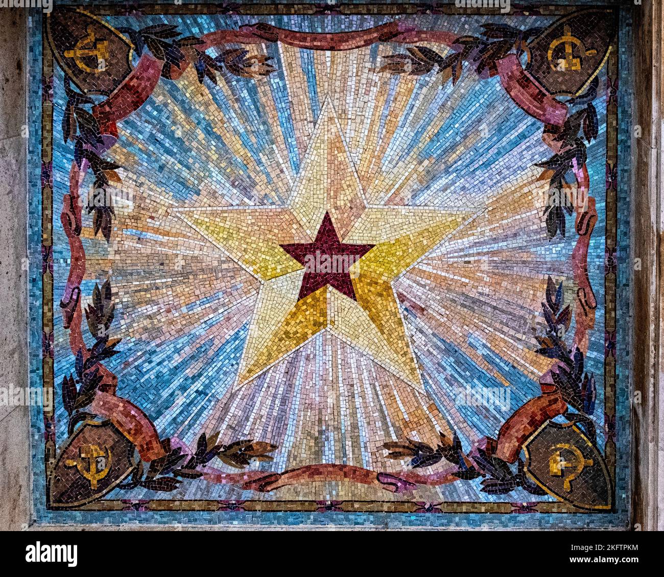 Monumento commemorativo e cimitero di guerra sovietico per i soldati morti durante la guerra mondiale, Schönholzer Heide, Niederschönhausen, Pankow, Berlino, Germania. Soffitto della sala d'ingresso Foto Stock