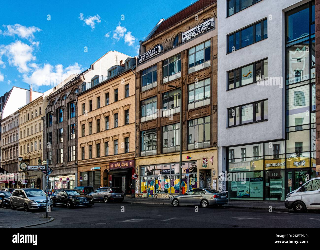 Vista sulla strada degli edifici di appartamenti e delle aziende a Oranienstraße , Kreuzberg, Berlino Foto Stock