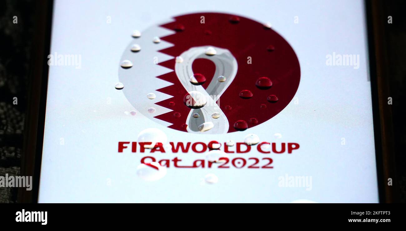 logo qatar 2022 della coppa del mondo fifa con gocce d'acqua sul display dello smartphone Foto Stock