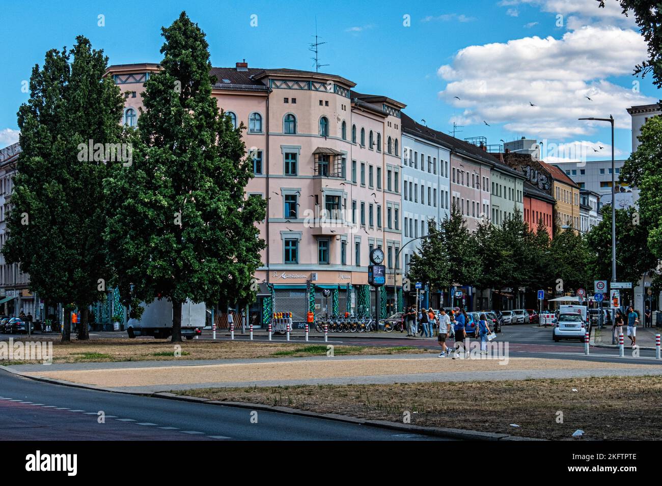 Vista sulla strada degli edifici di appartamenti, CNR Oranienplatz & Oranienstrasse, Kreuzberg, Berlino Foto Stock
