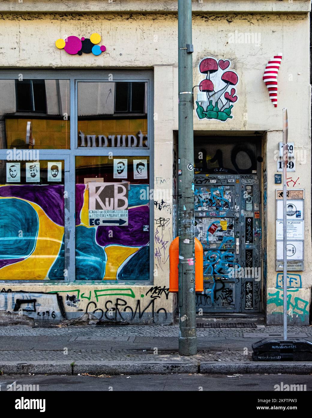 Arte urbana e graffiti sul fronte del negozio, Oranienstraße 159, Kreuzberg, Berlino Foto Stock
