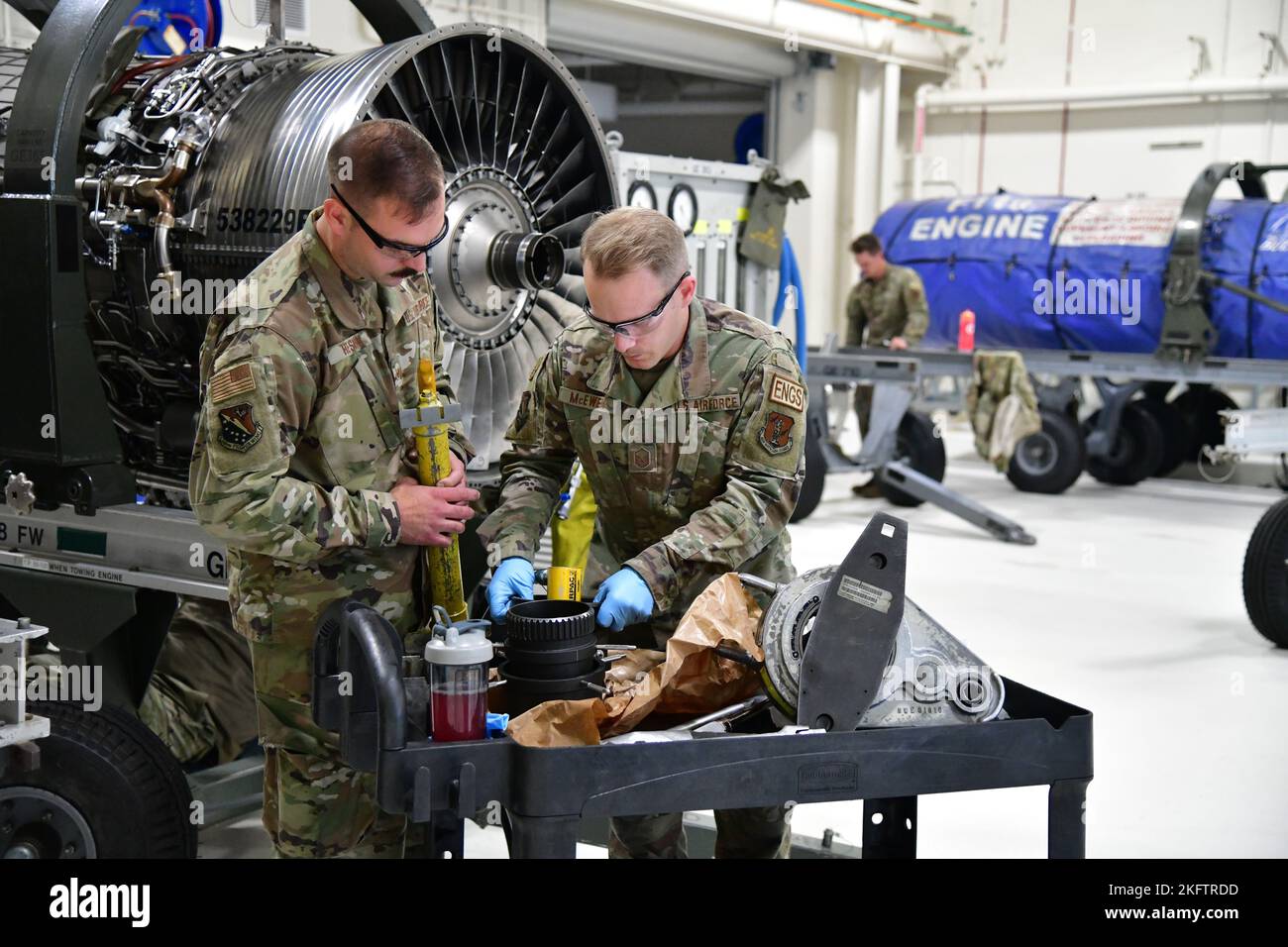 Specialisti di propulsione aerospaziale assegnati alla 148th Fighter Wing, Minnesota Air National Guard, Duluth, Minn., effettuano la manutenzione intermedia sui motori a reazione General Electric F110-129 il 9 ottobre 2022. Responsabile di garantire che i nostri F-16 Fighting Falcons siano in condizioni operative di prima classe, specialisti di propulsione aerospaziale, noti anche come meccanici di motori a reazione, testano, mantengono e riparano tutte le parti del motore. Questi specialisti sono fondamentali per mantenere i nostri getti nell'aria. Foto Stock