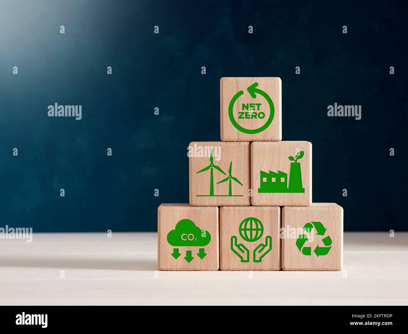 Emissioni zero nette di carbonio e concetto di emissioni zero di carbonio. Cubi di legno con zero icone nette di energia rinnovabile, riduzione delle emissioni di CO2, produzione verde Foto Stock