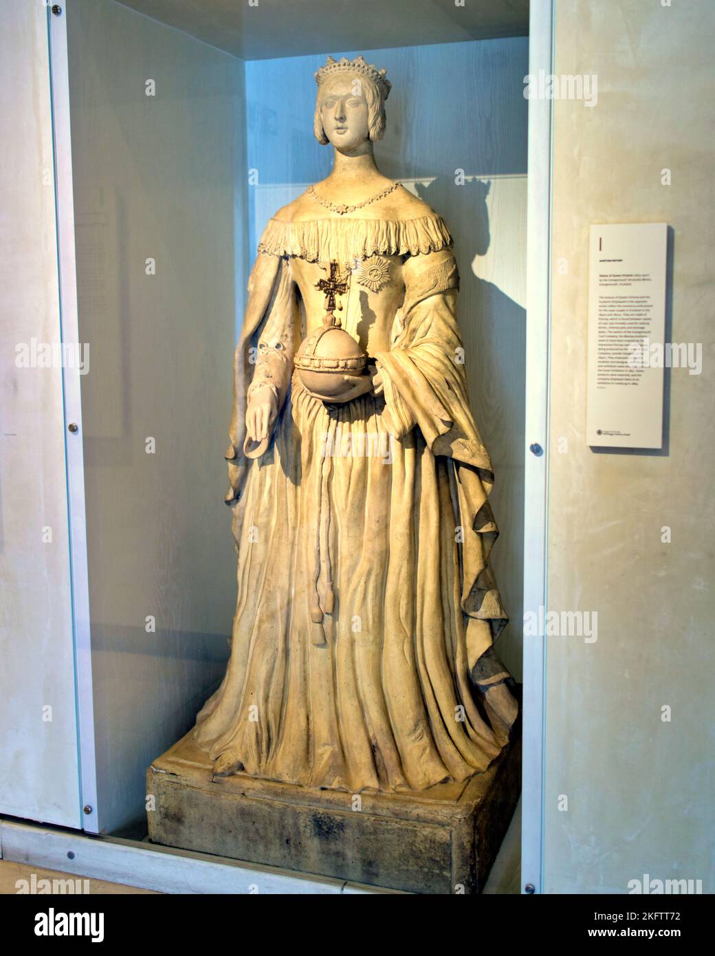 Giovane regina Vittoria statua uno se un paio con albert National Museum of Scotland, Chambers St, Edimburgo EH1 1JF Foto Stock