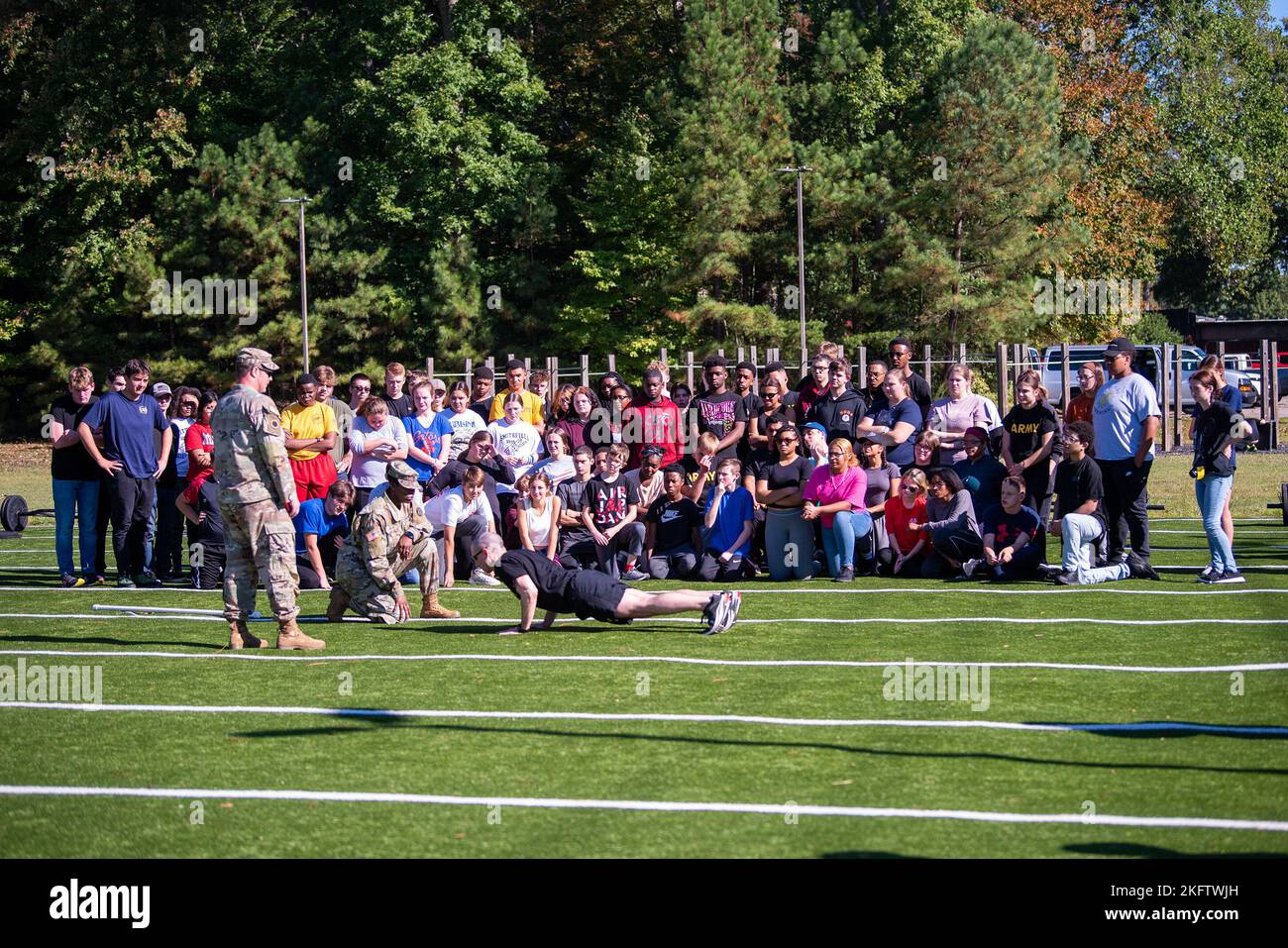 I soldati statunitensi forniscono una dimostrazione adeguata per gli studenti JROTC della Smithfield High School durante un evento di coinvolgimento della comunità alla base comune di Langley-Eustis, Virginia, 7 ottobre 2022. L'evento fa parte di un programma di coinvolgimento della comunità che collega JBLE alla comunità locale. Foto Stock