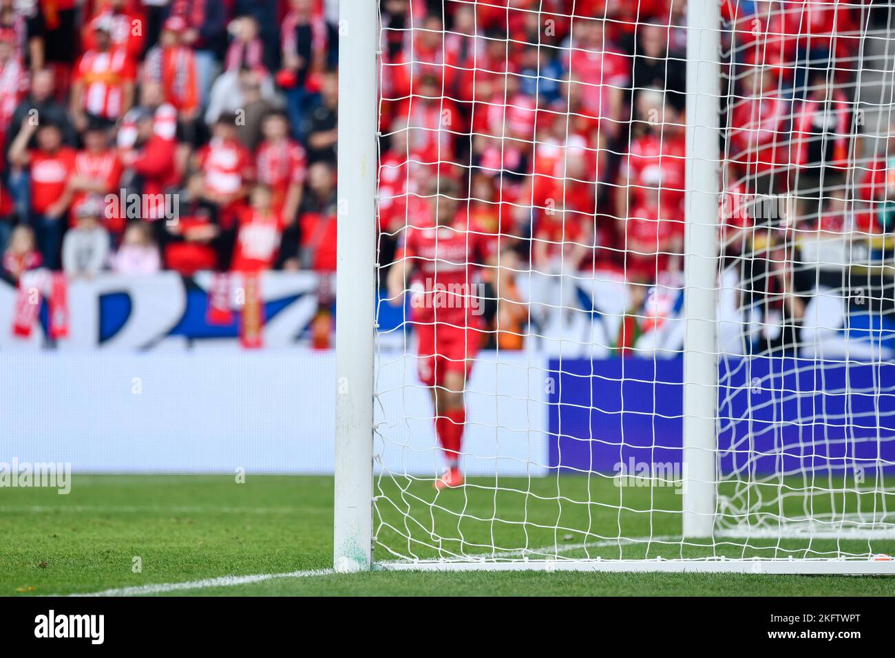 Gol sullo stadio di calcio con calciatore e tifosi sullo sfondo. Foto Stock