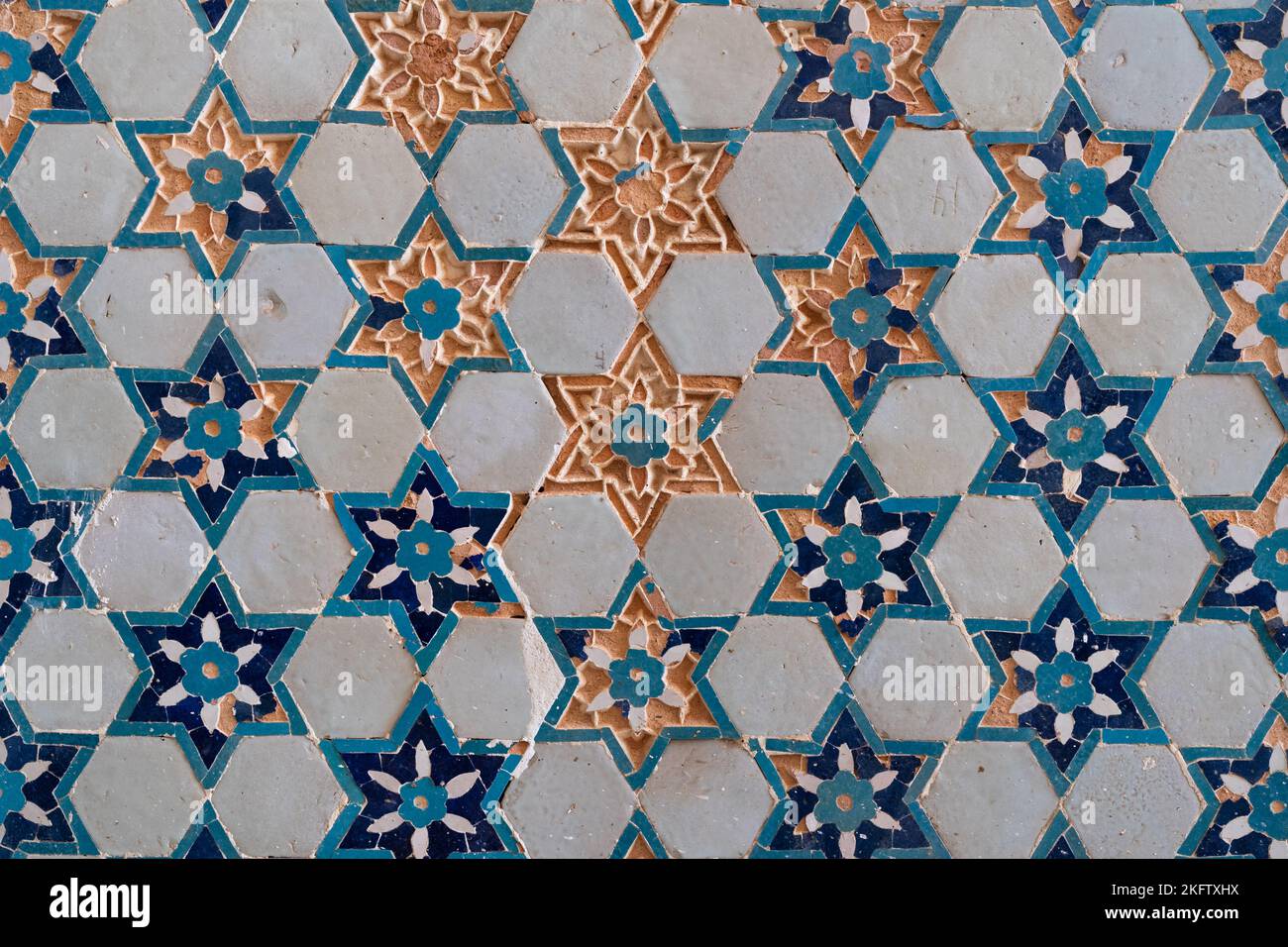 Vista in primo piano del decor delle pareti della moschea, con antiche piastrelle blu bianche e turchesi in motivi floreali e stellari, Kok Gumbaz, Istaravshan, Sughd, Tagikistan Foto Stock
