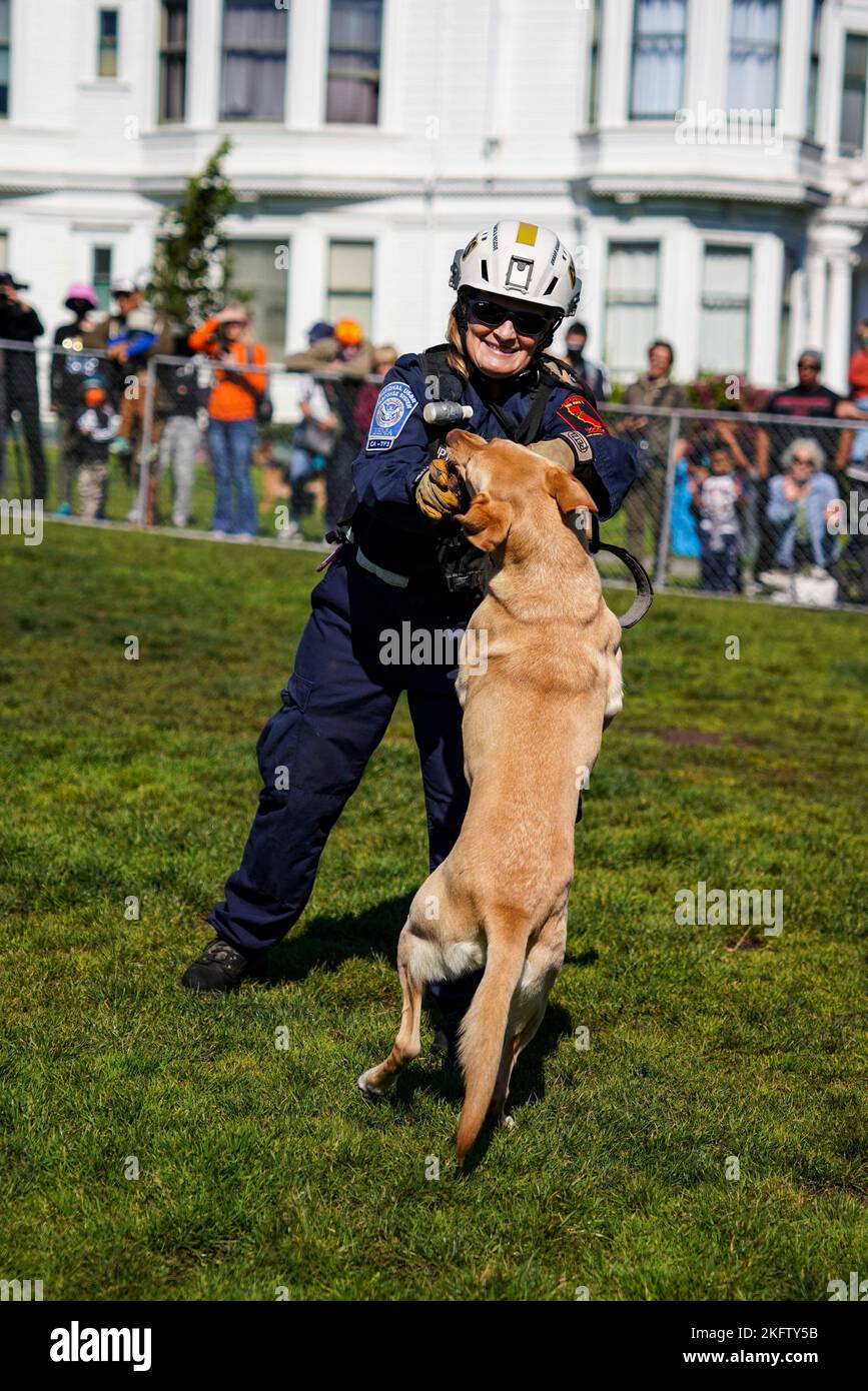 SAN FRANCISCO (ott 8, 2022) – Caroline Upton, un gestore canino della Task Force 3 presso la Federal Emergency Management Agency (FEMA), fa una dimostrazione con il suo cane, Tula, come parte della San Francisco Fleet Week 2022, 8 ottobre 2022. SFFW è un'opportunità per il pubblico americano di incontrare le squadre della Marina, del corpo dei Marine e della Guardia Costiera e di sperimentare i servizi marittimi americani. Durante la settimana della flotta, i membri del servizio partecipano a vari eventi di servizio della comunità, espongono le capacità e le attrezzature alla comunità e godono dell'ospitalità della città e delle aree circostanti. Foto Stock