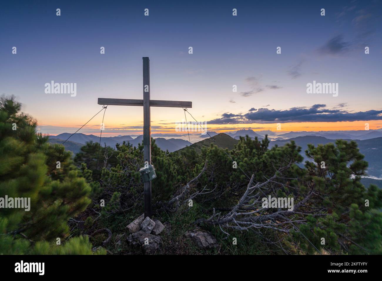 Vista dalla croce sommitale sul Monte Frechjoch all'alba sul Veitsberg e sui Monti Kaiser, Tirolo, Austria Foto Stock