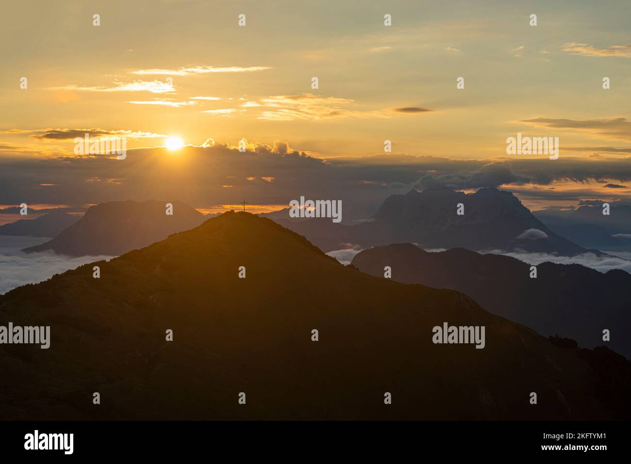 Vista dal Monte Frechjoch all'alba sul Veitsberg e sui Monti Kaiser, Tirolo, Austria Foto Stock