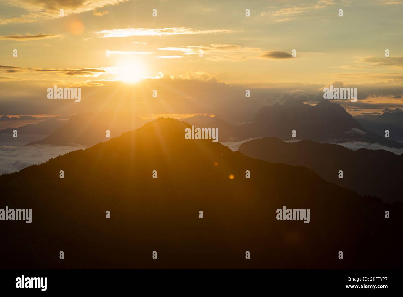 Vista dal Monte Frechjoch all'alba sul Veitsberg e sui Monti Kaiser, Tirolo, Austria Foto Stock