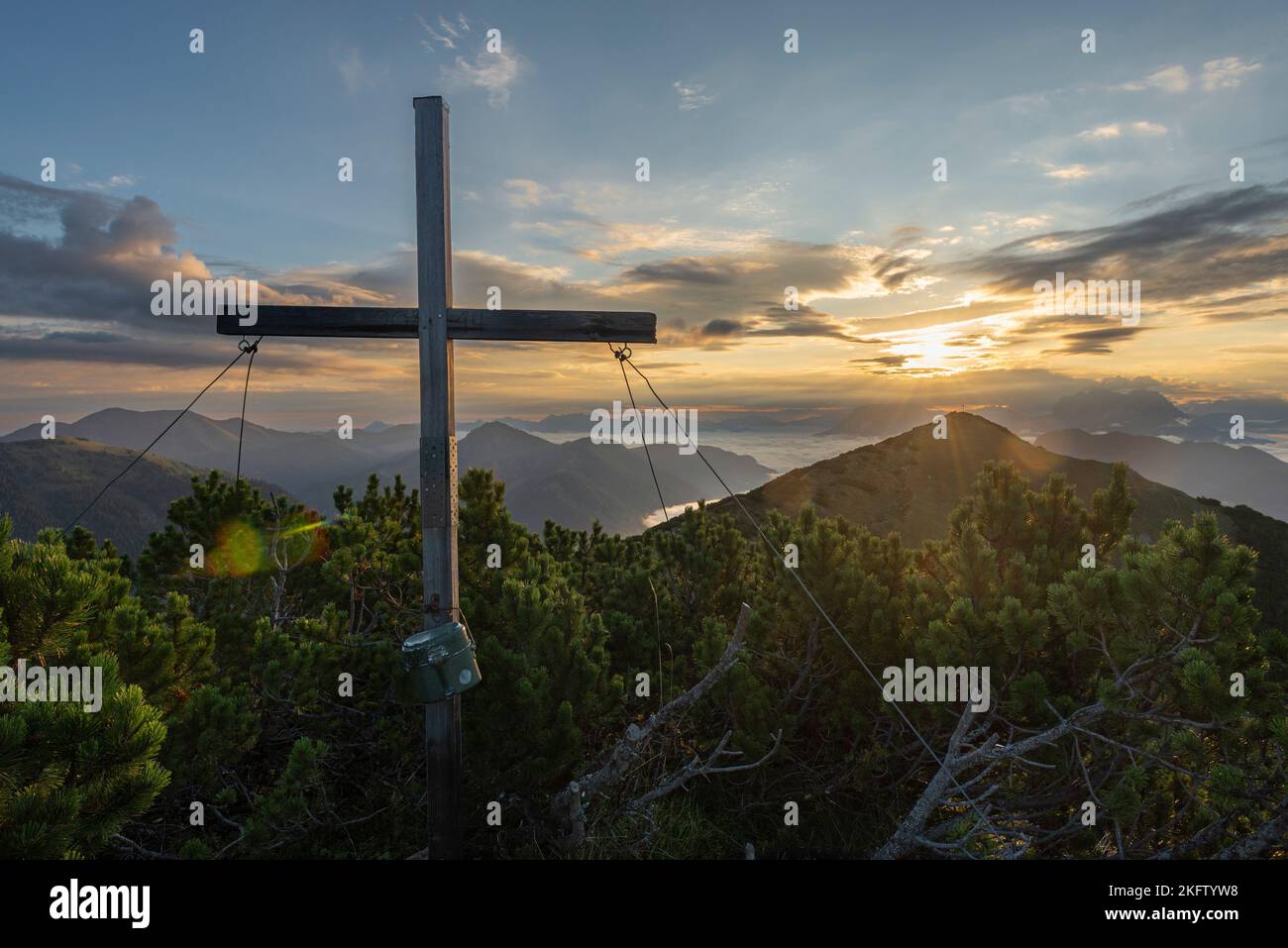 Vista dalla croce sommitale sul Monte Frechjoch all'alba sul Veitsberg e sui Monti Kaiser, Tirolo, Austria Foto Stock