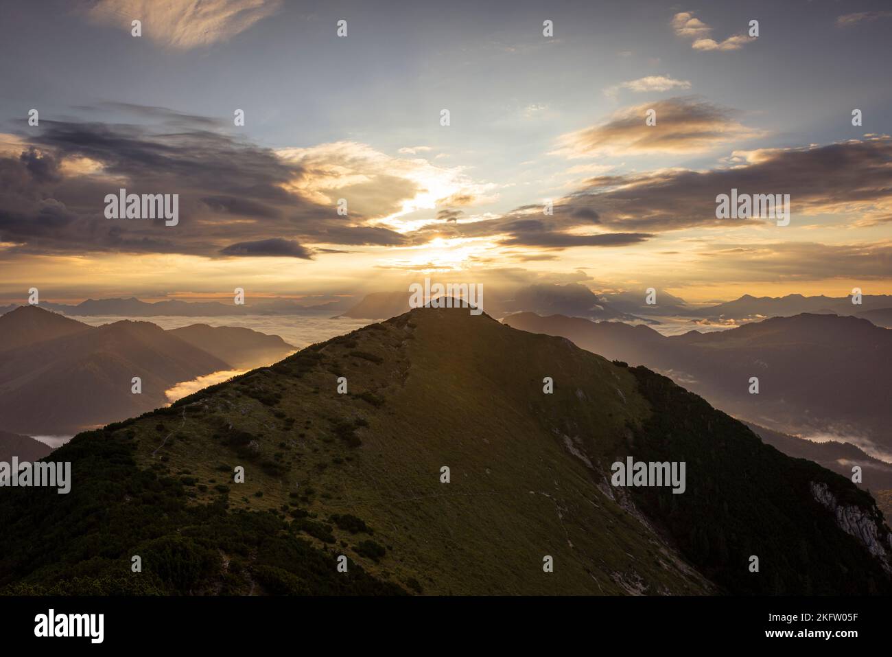 Vista dal Monte Frechjoch all'alba sul Veitsberg e sui Monti Kaiser, Tirolo, Austria Foto Stock