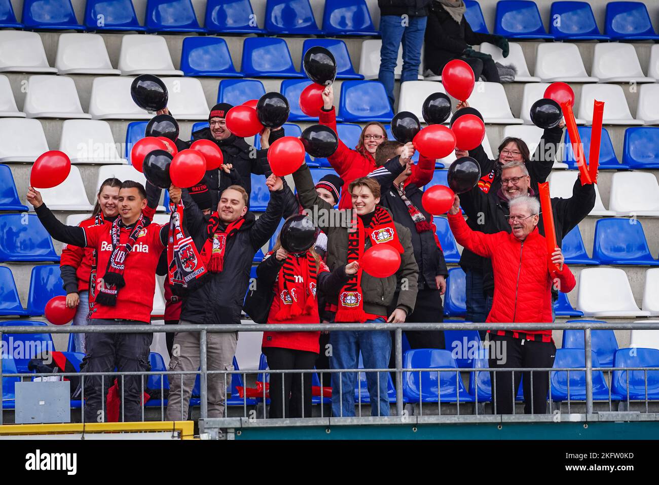 Sinsheim Hoffenheim, Germania. 20th Nov 2022. Sinsheim-Hoffenheim, Germania, 20th 2022 novembre: I tifosi di Leverkusen prima del turno di 16 partita del DFB-Pokal der Frauen 2022/2023 tra TSG 1899 Hoffenheim e Bayer 04 Leverkusen al Dietmar-Hopp-Stadium, Germania. (Norina Toenges/Sports Press Photo/SPP) Credit: SPP Sport Press Photo. /Alamy Live News Foto Stock