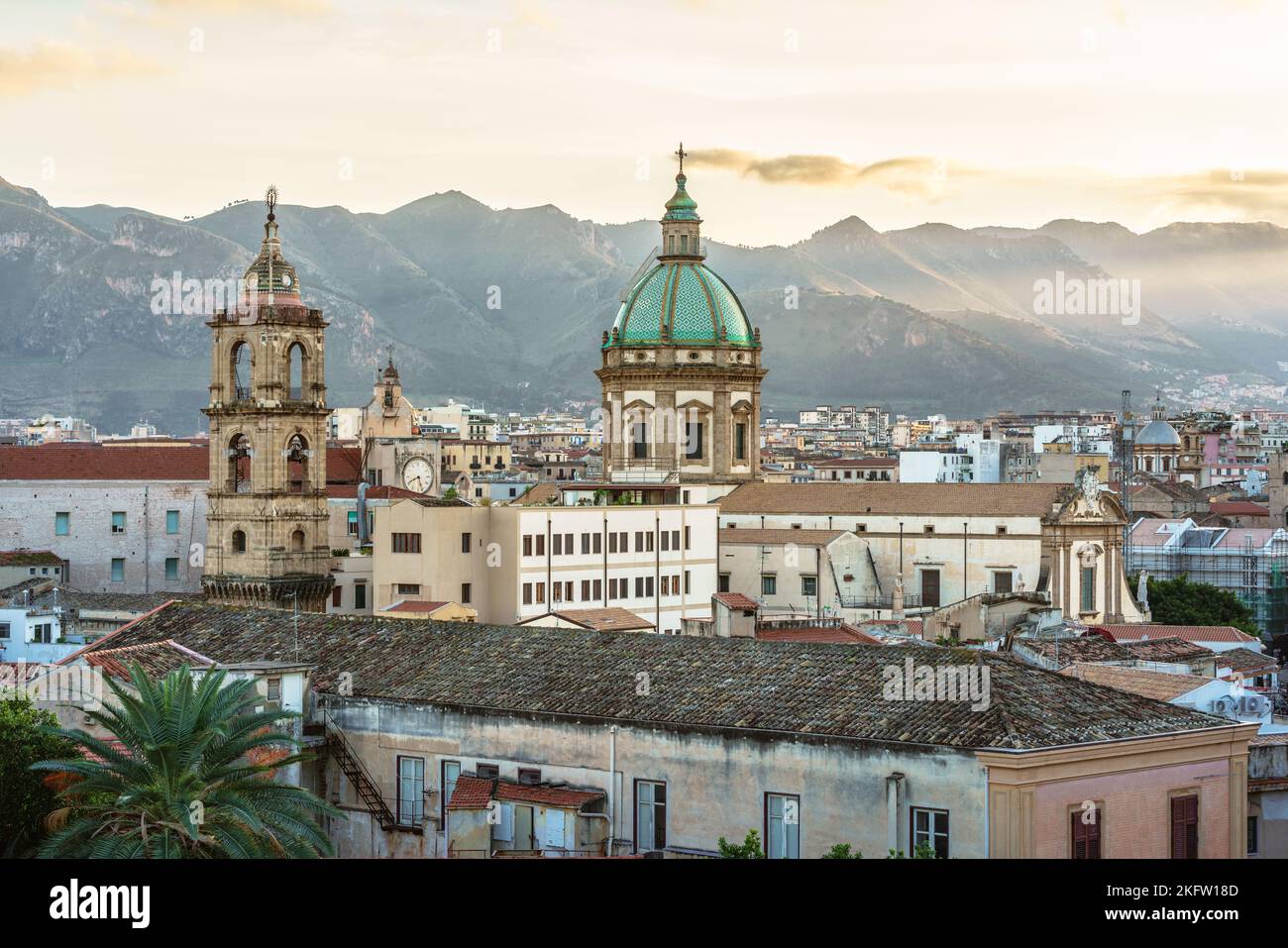 Palermo, Sicilia, Italia. Notevole sopra gli edifici inferiori si trova una Chiesa del Gesù in stile barocco del 17th° secolo Foto Stock