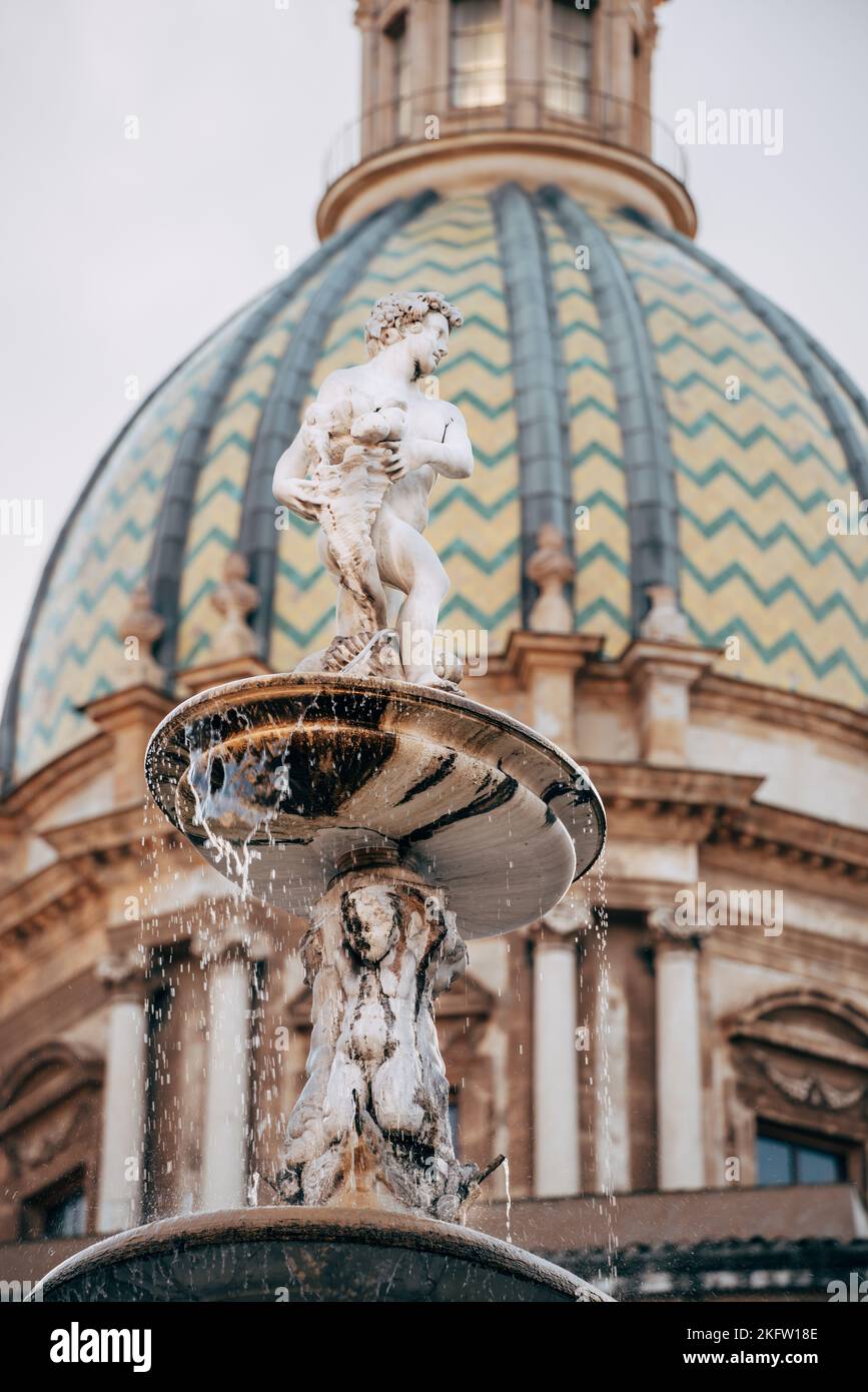 Parte superiore della Fontana Pretoria a Palermo, Sicilia, Italia contro una cupola sfocata Foto Stock