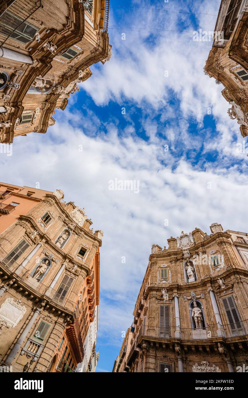 Direttamente sotto la vista di Piazza quattro Canti nel centro storico di Palermo, Sicilia, Italia Foto Stock