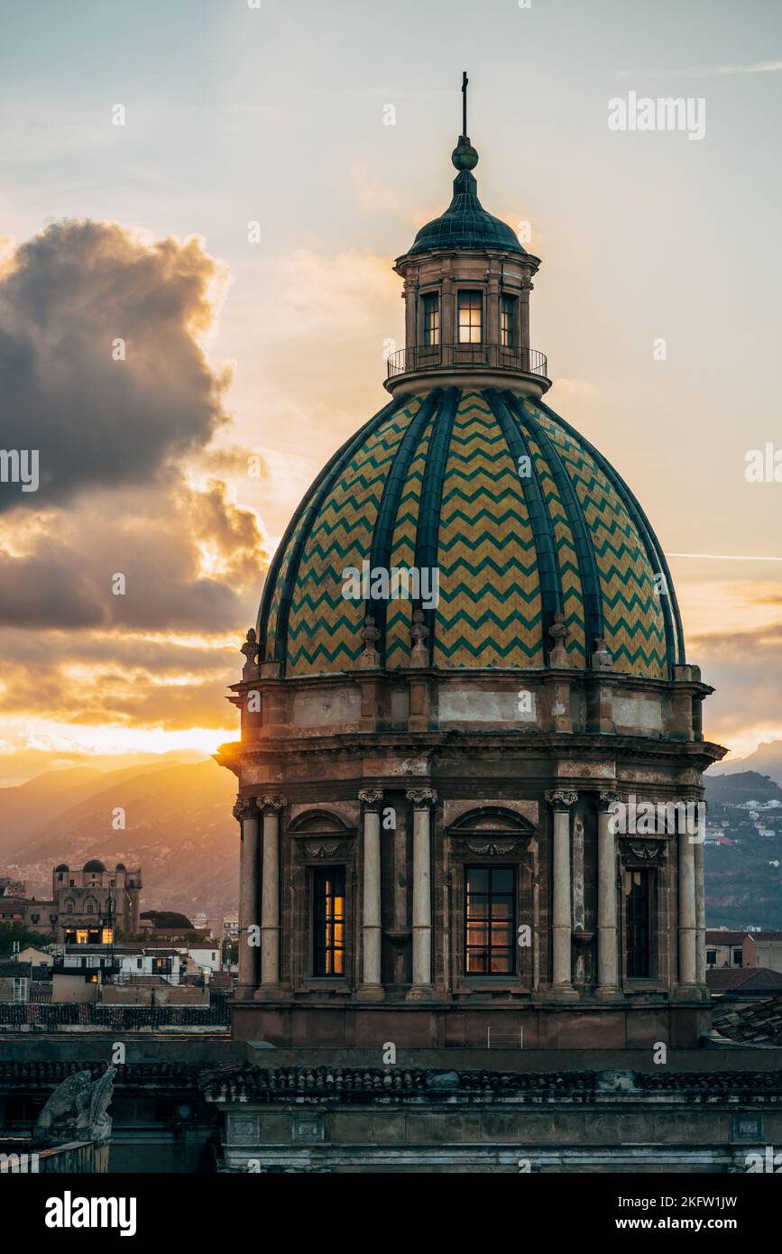 Cupola contro il cielo al tramonto. Chiesa di San Giuseppe dei Padre Teatini nel centro storico di Palermo, Sicilia, Italia Foto Stock