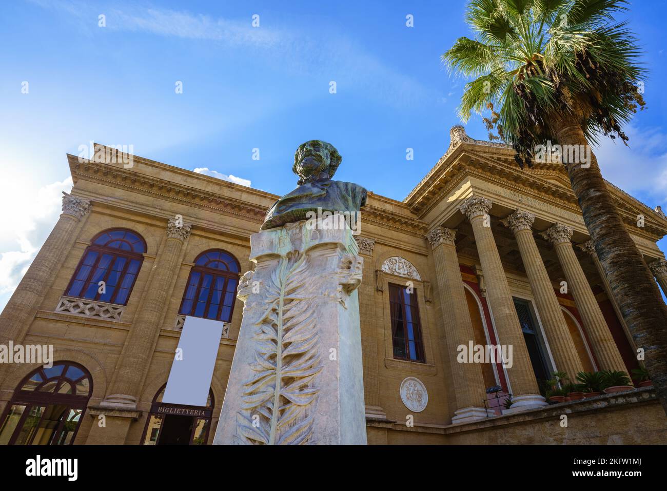 Palermo, Italia. Novembre 11, 2022. Scultura al compositore italiano Giuseppe Verdi fuori dal Teatro massimo Foto Stock
