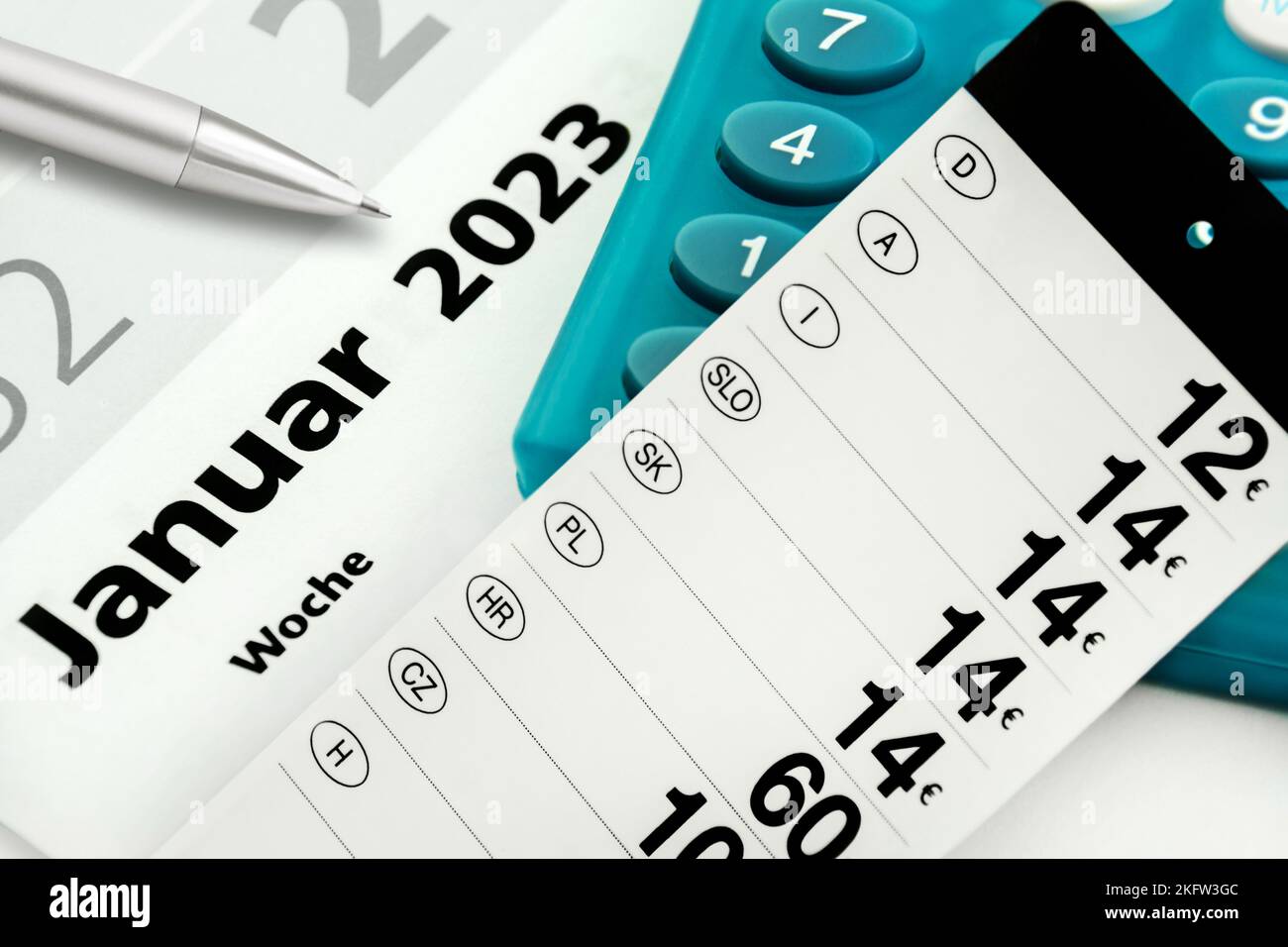 Calendario tedesco Gennaio 2023 Price tag con prezzi internazionali e calcolatrice blu settimana Foto Stock