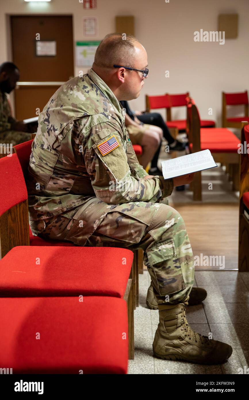 Soldati del Battaglione di Fanteria 2-151st “Task Force Nighthawk” partecipano ad un servizio condotto da Chaplain CPT. Richard Wolfe Jr. Al Joint Multinational Readiness Center, a Hohenfels, Germania, 9 ottobre 2022. Foto Stock