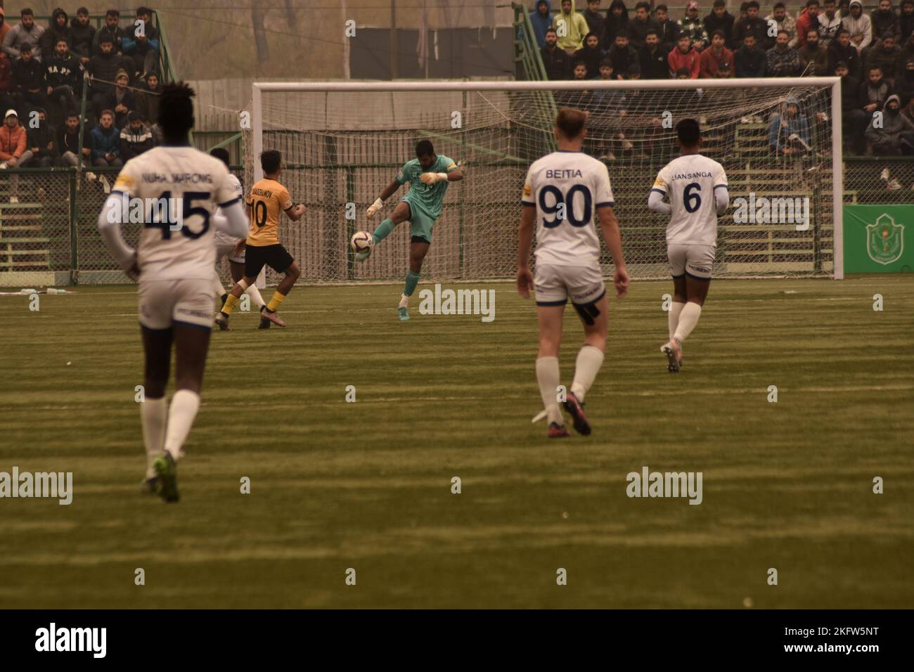 19 novembre 2022, Srinagar, Jammu e Kashmir, India: MD Rafique (C) del Rajasthan United FC calcia durante la i-Leauge Una partita tra Real Kashmir FC e Rajasthan United FC il 19 novembre 2022 presso il tappeto erboso sintetico presso il centro TRC di Kashmir, India. La sede del gioco ''“ è venuto vivo dopo tre anni come tifosi di calcio riempì gli stand in un fresco sabato pomeriggio. La partita ''“ vinta da RKFC 2-0 ''“ è stata la prima partita di alto profilo nella valle dallo scoppio del COVID-19 (Credit Image: © MUbashir Hassan/Pacific Press via ZUMA Press Wire) Foto Stock