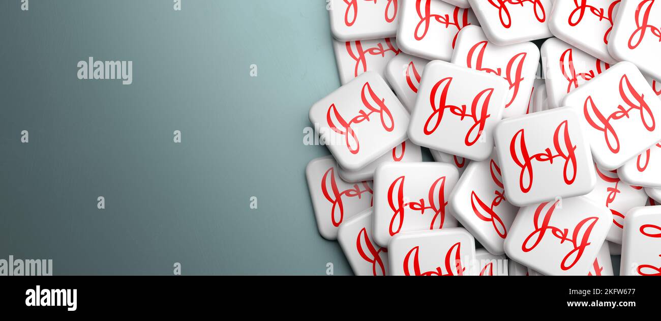 Loghi di 'Johnson & Johnson' l'azienda farmaceutica e medica su un mucchio su un tavolo. Spazio di copia. Formato banner Web. Foto Stock