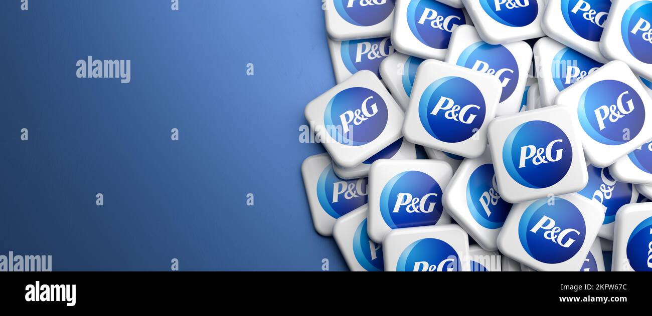 Logo della società di beni di consumo 'Procter & Gamble' su un mucchio su un tavolo. Spazio di copia. Formato banner Web. Foto Stock