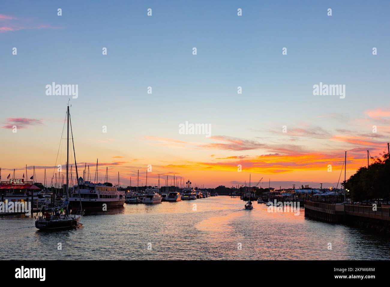 New York, 12 2014 SETTEMBRE - Vista al tramonto del Liberty Landing Marina Foto Stock