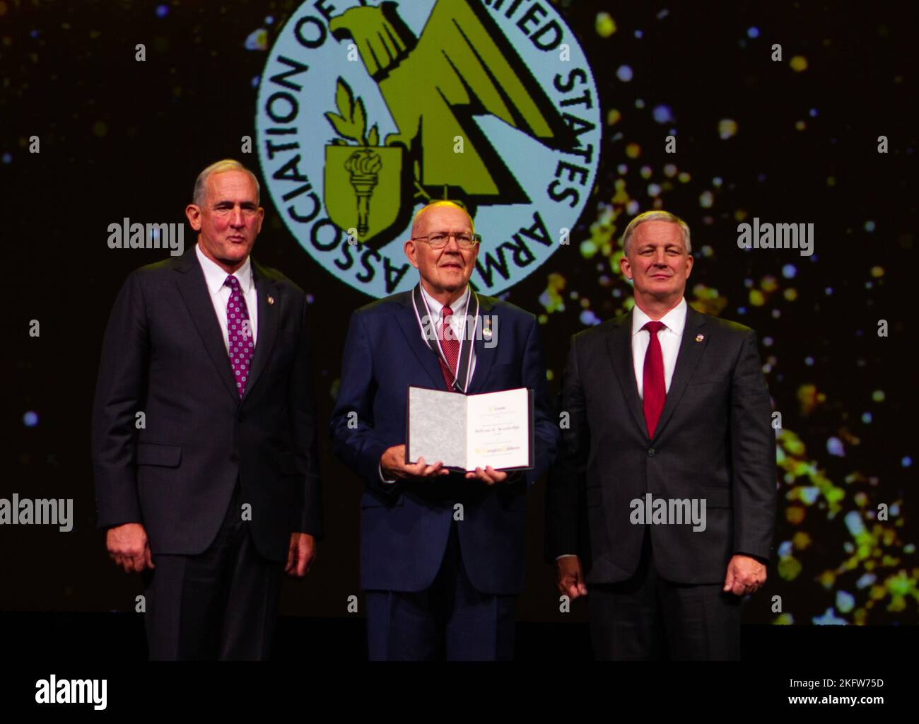 Comando Sgt. Douglas Gibens, in pensione, riceve la Sgt. Premio del Major of the Army William G. Bainbridge per il suo servizio e la dedizione all'America e alla Riserva dell'Armata durante la cerimonia di apertura dell'Armata degli Stati Uniti al Walter E. Washington Convention Center di Washington, D.C., 10 ottobre 2022. Gibbens ha servito nell'esercito e nella riserva dell'esercito per 35 anni, ha ritirato in 2001, è un ex ambasciatore della riserva dell'esercito per l'Indiana ed è un socio senior dell'AUSA. AUSA sostiene i soldati, le loro famiglie e i civili dell'esercito, fornisce una voce per l'esercito e onora coloro che hanno servito. Quest'anno Foto Stock