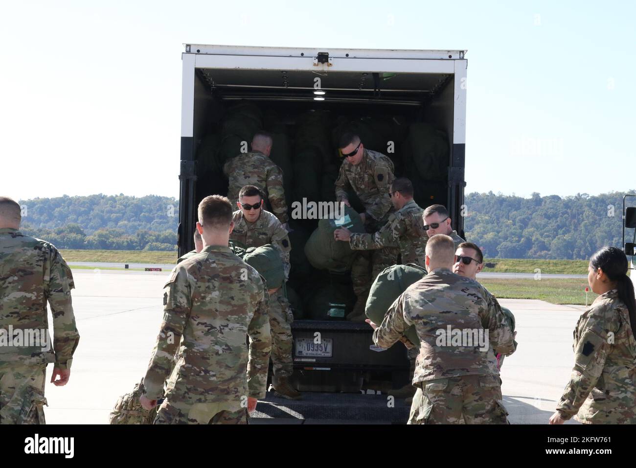 I soldati statunitensi con quartier generale e quartier generale Battaglione, 28th° divisione fanteria, partono dall'aeroporto internazionale di Harrisburg per iniziare un anno di spiegamento dove serviranno in Medio Oriente a sostegno dell'operazione Spartan Shield. Foto Stock