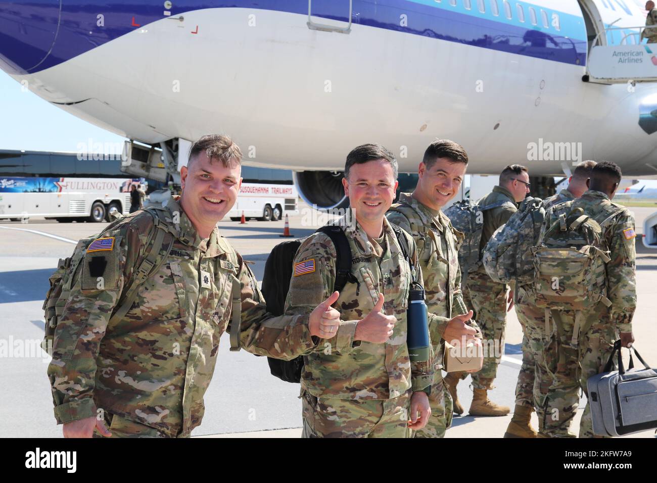I soldati statunitensi con quartier generale e quartier generale Battaglione, 28th° divisione fanteria, partono dall'aeroporto internazionale di Harrisburg per iniziare un anno di spiegamento dove serviranno in Medio Oriente a sostegno dell'operazione Spartan Shield. Foto Stock