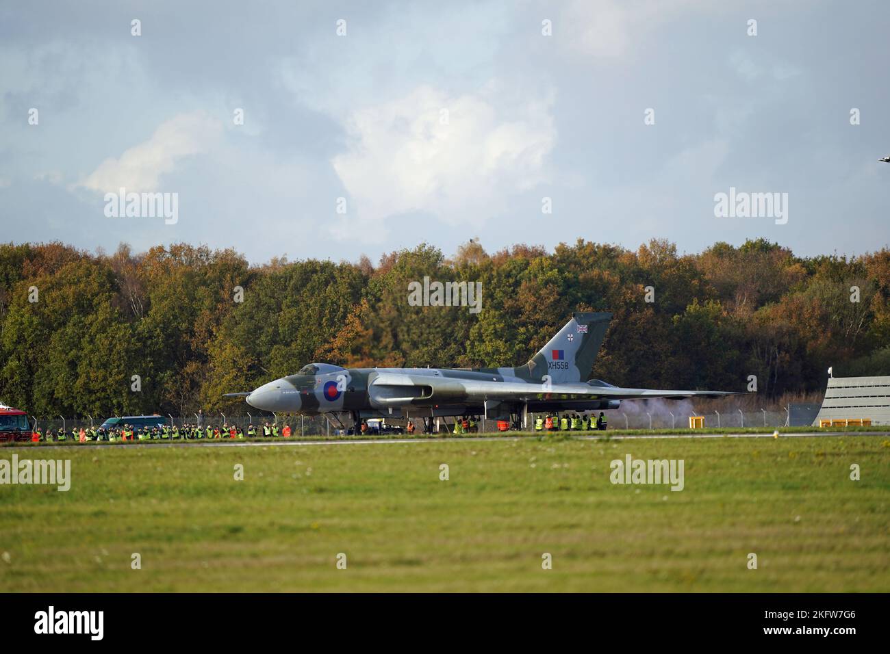 Il bombardiere Vulcan XH558 inizia l'ultimo test del motore all'aeroporto di Doncaster Sheffield. Data immagine: Domenica 20 novembre 2022. Foto Stock