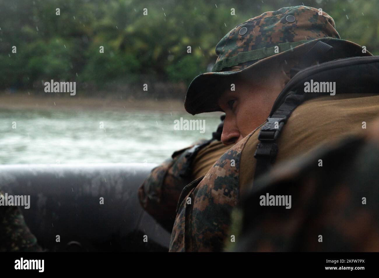 U.S. Marine Corps CPL. Daniel Galeano, un mitragliatore con 1st battaglione, 2D Marines, conduce un raid anfibio combinato con i Marines filippini durante KAMANDAG 6, a San Vicente, Filippine, 10 ottobre 2022. KAMANDAG è un esercizio bilaterale annuale tra le forze armate delle Filippine e le forze militari statunitensi, progettato per rafforzare l'interoperabilità, le capacità, la fiducia e la cooperazione costruita nel corso di decenni di esperienze condivise. 1/2 è stato implementato nell'ambito di 4th Marines, 3D Marine Division nell'ambito del programma di implementazione dell'unità. Galeano è un nativo di Orlando, Florida. Foto Stock