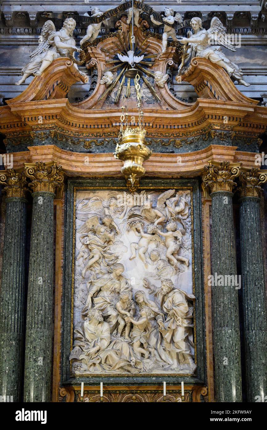 Roma. Italia. Sant'Agnese in Agone (Sant'Agnese in Piazza Navona), pala in rilievo marmoreo raffigurante la Sacra Famiglia, 1676-1683 di Domenico Guidi Foto Stock