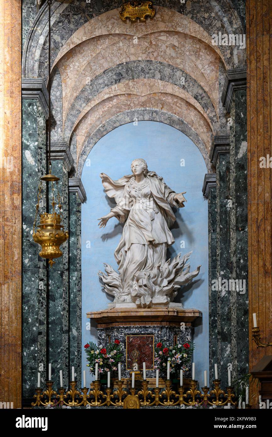 Roma. Italia. Sant'Agnese in Agone (Sant'Agnese in Piazza Navona). Statua del martirio di Sant'Agnese sul Pyre, ca. 1660, di Ercole Ferrata (161 Foto Stock