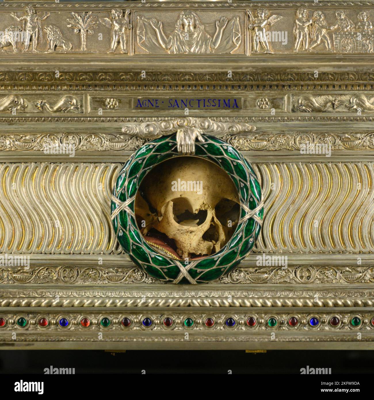 Roma. Italia. Sant'Agnese in Agone (Sant'Agnese in Piazza Navona). Reliquiario contenente il cranio di Sant'Agnese. Foto Stock