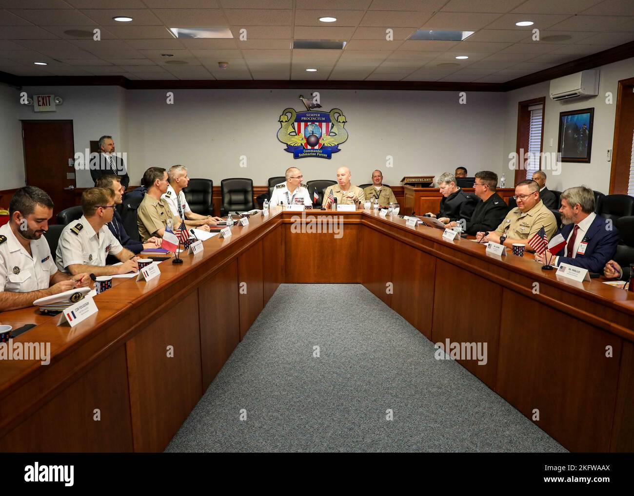 La leadership delle forze sottomarine statunitensi e francesi parla durante una riunione di colloquio del personale tenutasi alla forza sottomarina Atlantica a bordo Naval Support Activity Hampton Roads, 11 ottobre 2022. La visita sul lato dello Stato francese è in concomitanza con i colloqui annuali bilaterali tra il personale sottomarino USA e francese che promuovono l’interoperabilità tra le forze sottomarine delle due nazioni. Foto Stock